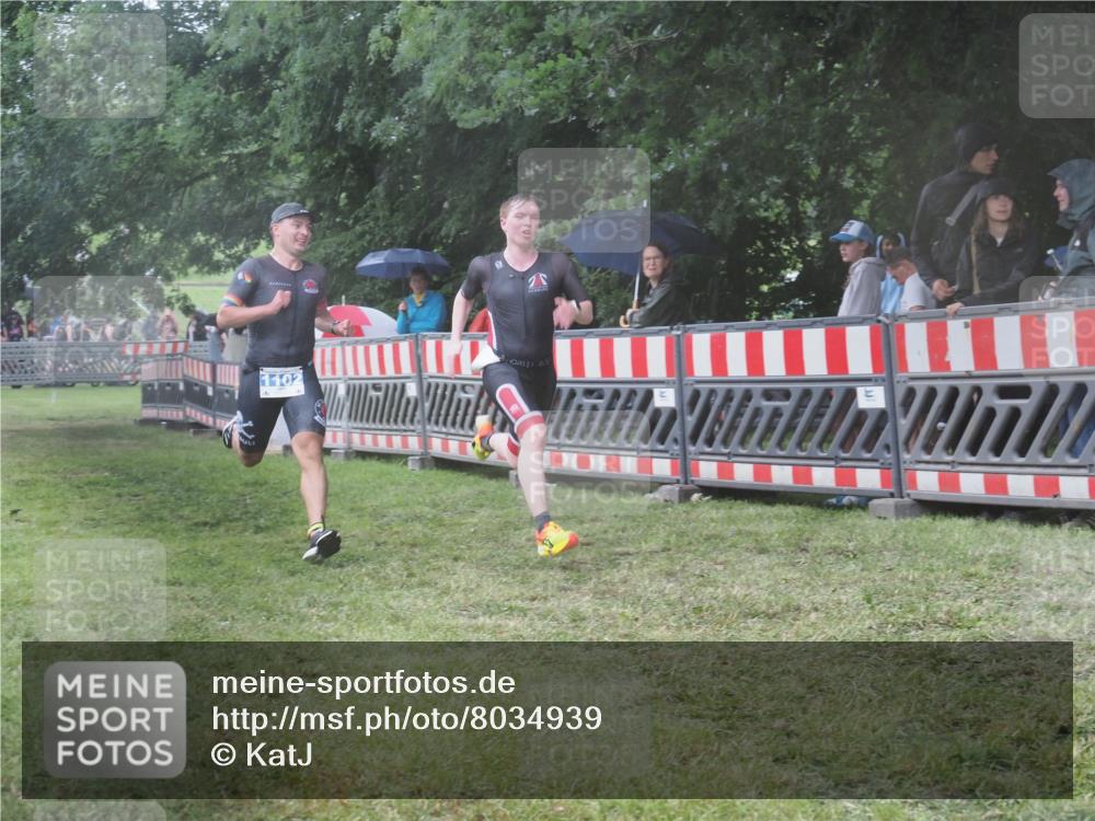 21.06.2025 - 27. Vierlanden-Triathlon KatJ http://msf.ph/oto/8034939 15.06.2025 13:50:08 Ziel 1102, 1126, 1160 meine-sportfotos.de
