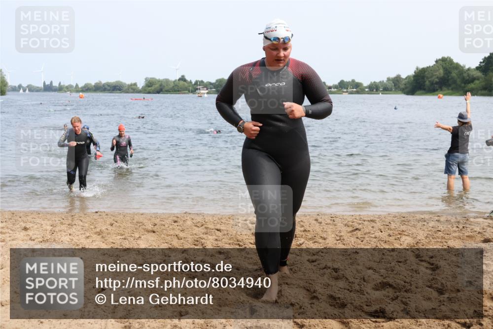 21.06.2025 - 27. Vierlanden-Triathlon Lena Gebhardt http://msf.ph/oto/8034940 15.06.2025 11:20:45 Schwimmen 879, 892, 918, 924, 936, 941, 1400 meine-sportfotos.de