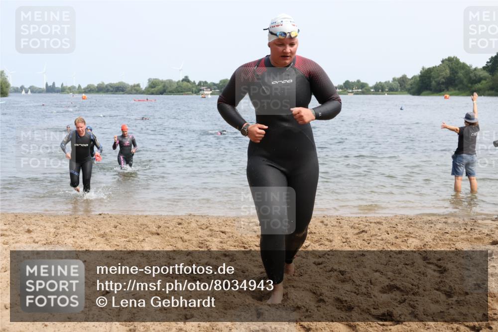 21.06.2025 - 27. Vierlanden-Triathlon Lena Gebhardt http://msf.ph/oto/8034943 15.06.2025 11:20:45 Schwimmen 879, 892, 918, 924, 936, 941, 1400 meine-sportfotos.de