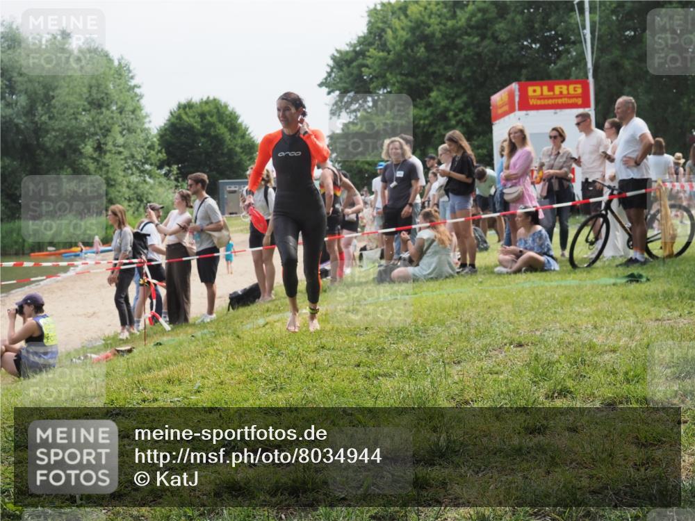 21.06.2025 - 27. Vierlanden-Triathlon KatJ http://msf.ph/oto/8034944 15.06.2025 11:19:24 Schwimmen 878, 901, 923 meine-sportfotos.de