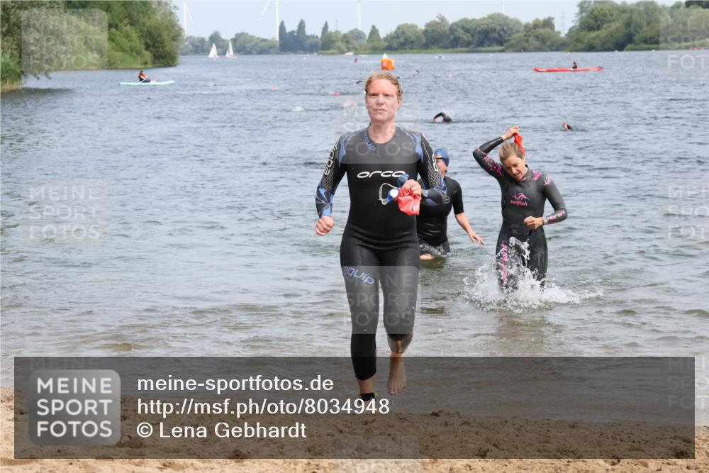 21.06.2025 - 27. Vierlanden-Triathlon Lena Gebhardt http://msf.ph/oto/8034948 15.06.2025 11:20:46 Schwimmen 879, 892, 918, 924, 936, 941, 1400 meine-sportfotos.de