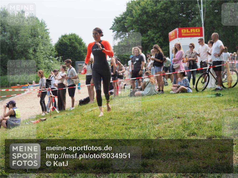 21.06.2025 - 27. Vierlanden-Triathlon KatJ http://msf.ph/oto/8034951 15.06.2025 11:19:24 Schwimmen 878, 901, 923 meine-sportfotos.de