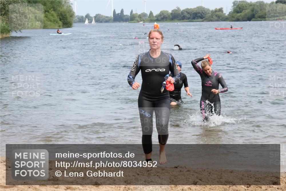 21.06.2025 - 27. Vierlanden-Triathlon Lena Gebhardt http://msf.ph/oto/8034952 15.06.2025 11:20:46 Schwimmen 879, 892, 918, 924, 936, 941, 1400 meine-sportfotos.de