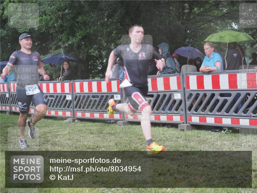21.06.2025 - 27. Vierlanden-Triathlon KatJ http://msf.ph/oto/8034954 15.06.2025 13:50:08 Ziel 1102, 1126, 1160 meine-sportfotos.de