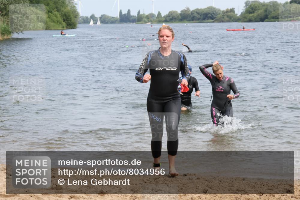 21.06.2025 - 27. Vierlanden-Triathlon Lena Gebhardt http://msf.ph/oto/8034956 15.06.2025 11:20:46 Schwimmen 879, 892, 918, 924, 936, 941, 1400 meine-sportfotos.de
