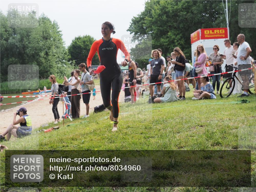 21.06.2025 - 27. Vierlanden-Triathlon KatJ http://msf.ph/oto/8034960 15.06.2025 11:19:24 Schwimmen 878, 901, 923 meine-sportfotos.de
