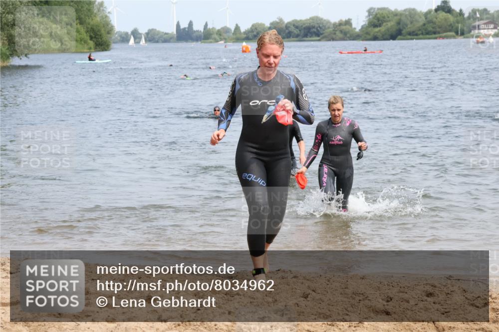 21.06.2025 - 27. Vierlanden-Triathlon Lena Gebhardt http://msf.ph/oto/8034962 15.06.2025 11:20:47 Schwimmen 879, 892, 918, 924, 936, 941, 965, 1400 meine-sportfotos.de
