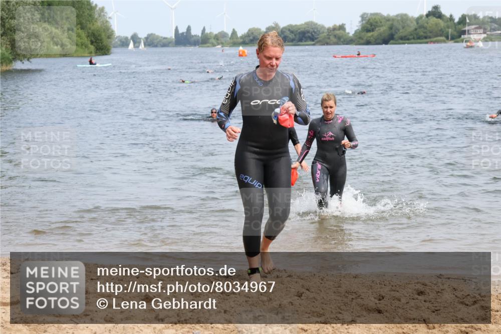 21.06.2025 - 27. Vierlanden-Triathlon Lena Gebhardt http://msf.ph/oto/8034967 15.06.2025 11:20:47 Schwimmen 879, 892, 918, 924, 936, 941, 965, 1400 meine-sportfotos.de