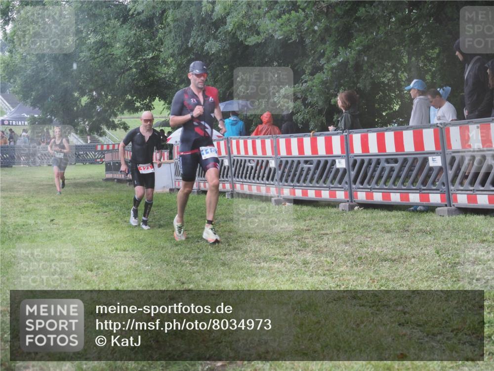 21.06.2025 - 27. Vierlanden-Triathlon KatJ http://msf.ph/oto/8034973 15.06.2025 13:50:28 Ziel 123, 933, 1157 meine-sportfotos.de