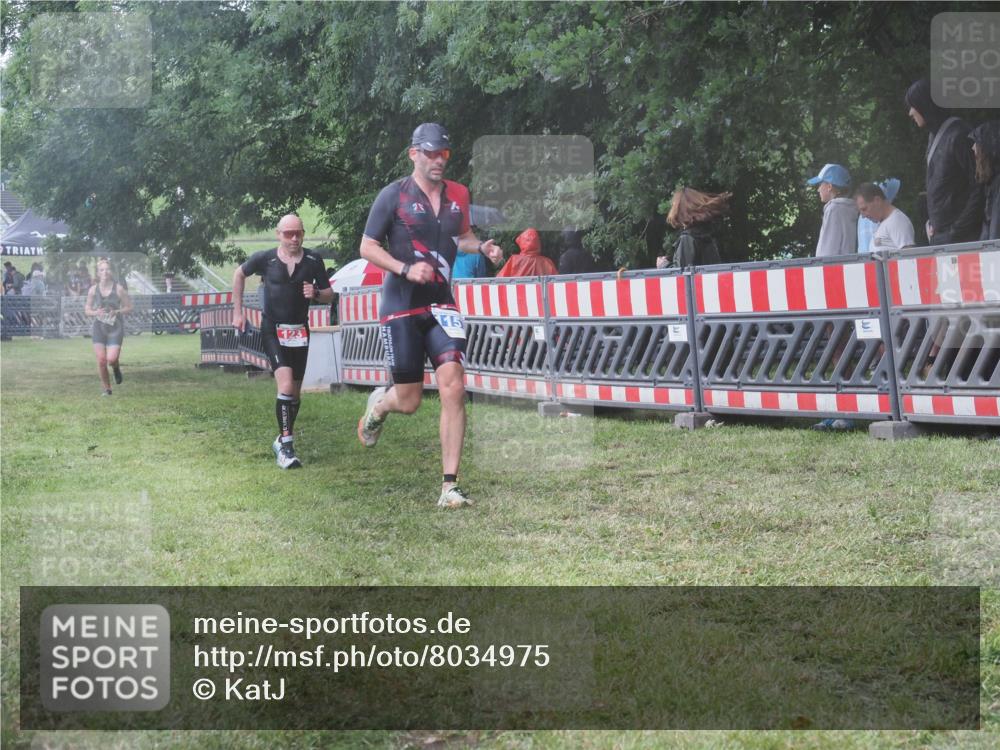 21.06.2025 - 27. Vierlanden-Triathlon KatJ http://msf.ph/oto/8034975 15.06.2025 13:50:28 Ziel 123, 933, 1157 meine-sportfotos.de