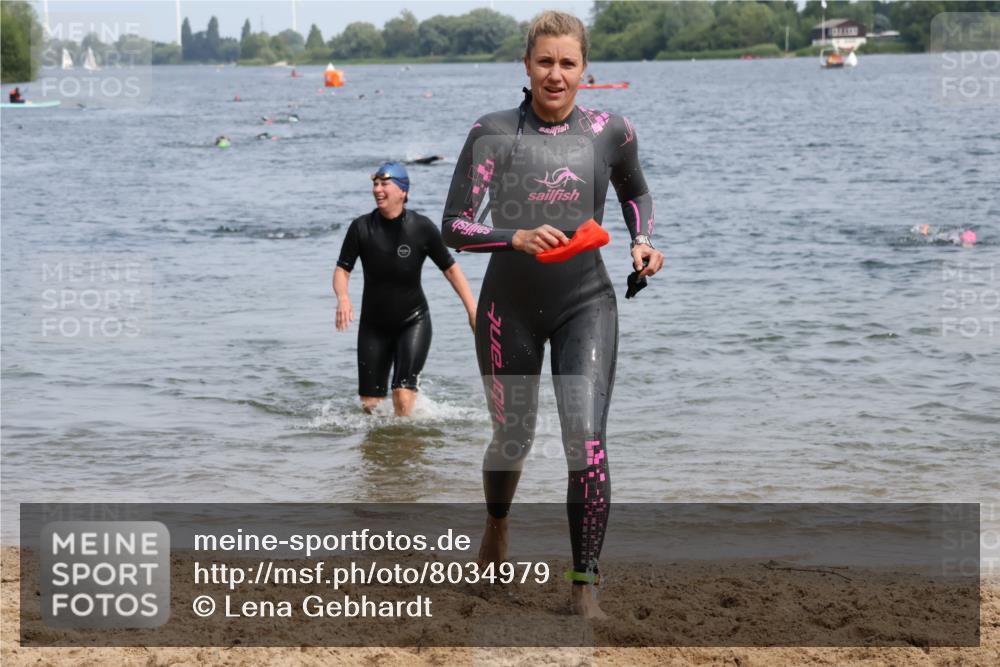 21.06.2025 - 27. Vierlanden-Triathlon Lena Gebhardt http://msf.ph/oto/8034979 15.06.2025 11:20:50 Schwimmen 879, 892, 918, 924, 936, 941, 965, 1400 meine-sportfotos.de