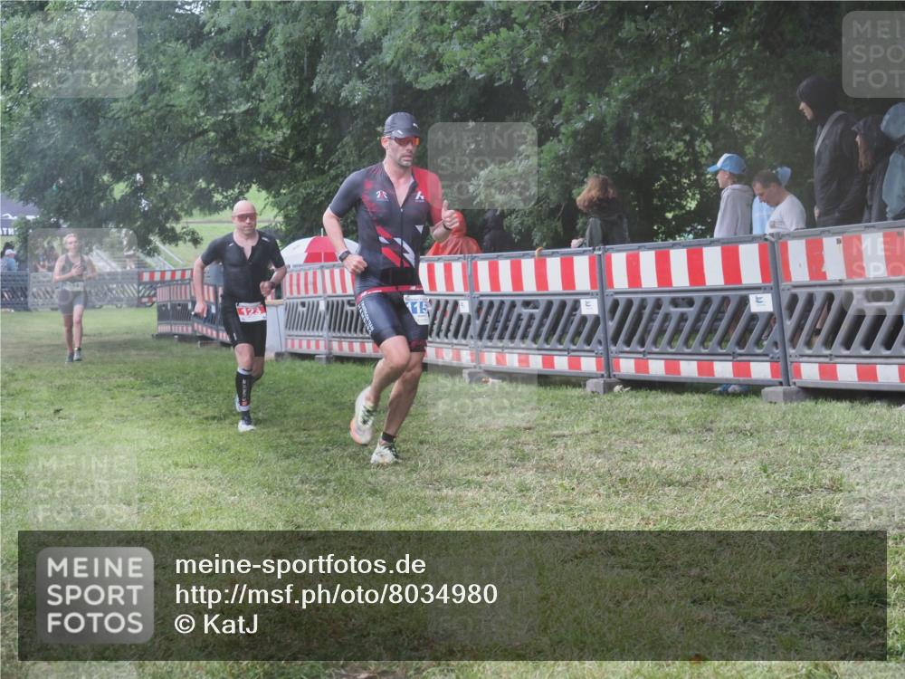 21.06.2025 - 27. Vierlanden-Triathlon KatJ http://msf.ph/oto/8034980 15.06.2025 13:50:29 Ziel 123, 933, 1157 meine-sportfotos.de