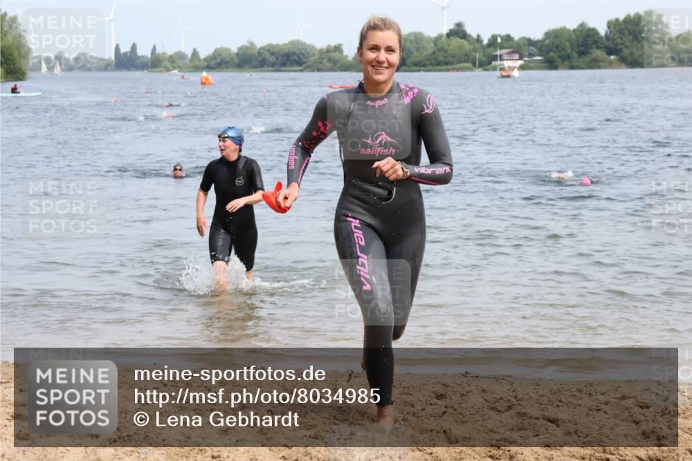 21.06.2025 - 27. Vierlanden-Triathlon Lena Gebhardt http://msf.ph/oto/8034985 15.06.2025 11:20:50 Schwimmen 879, 892, 918, 924, 936, 941, 965, 1400 meine-sportfotos.de