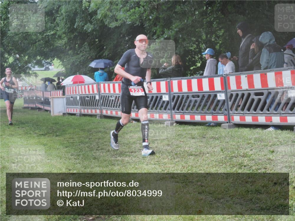 21.06.2025 - 27. Vierlanden-Triathlon KatJ http://msf.ph/oto/8034999 15.06.2025 13:50:30 Ziel 123, 933, 1101, 1157 meine-sportfotos.de