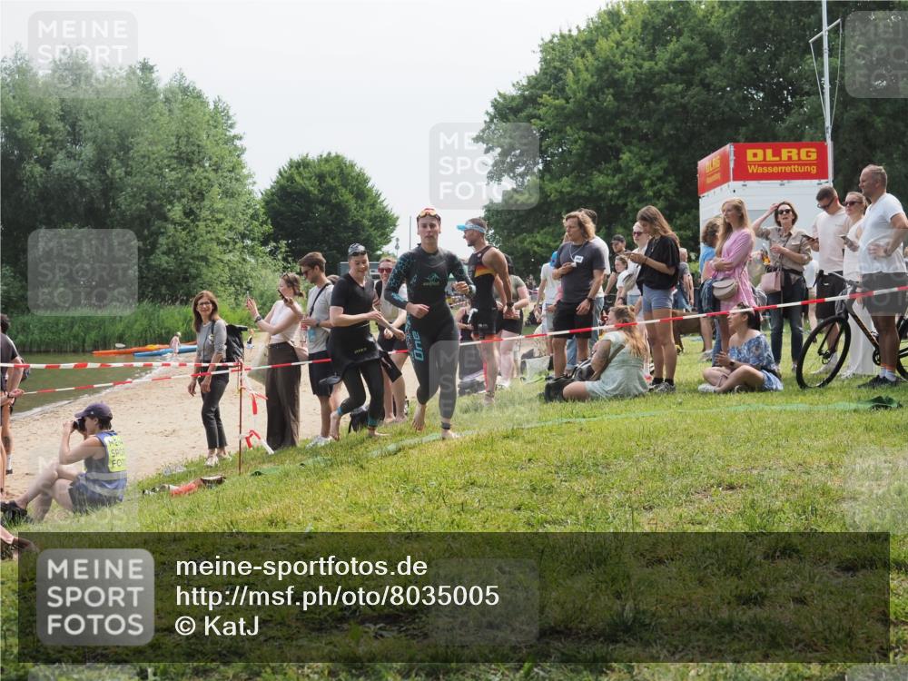 21.06.2025 - 27. Vierlanden-Triathlon KatJ http://msf.ph/oto/8035005 15.06.2025 11:19:28 Schwimmen 875, 878, 901, 923 meine-sportfotos.de