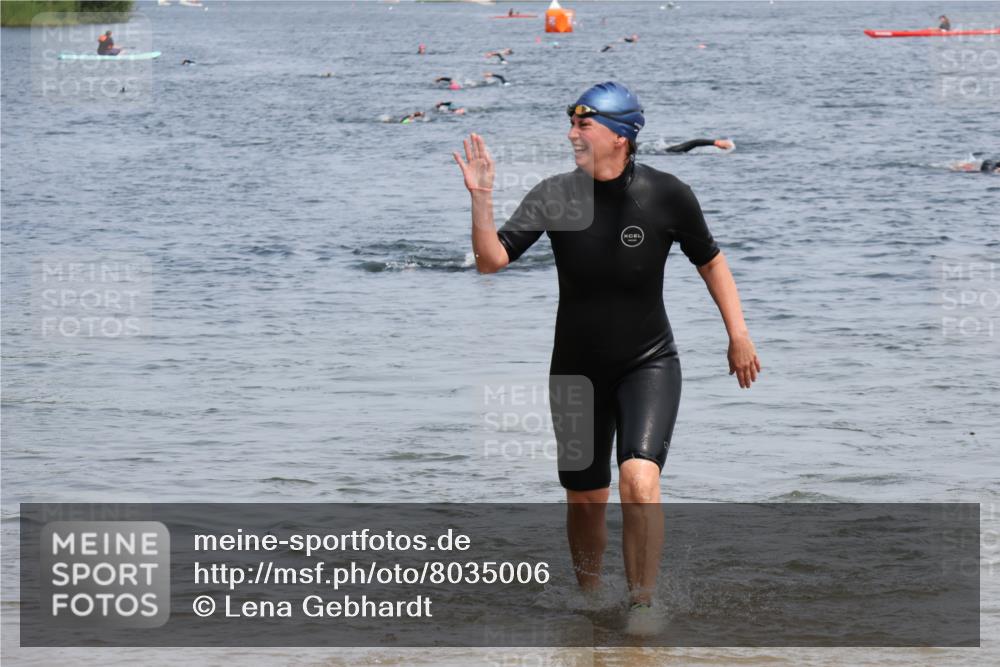 21.06.2025 - 27. Vierlanden-Triathlon Lena Gebhardt http://msf.ph/oto/8035006 15.06.2025 11:20:52 Schwimmen 879, 892, 918, 924, 936, 941, 965 meine-sportfotos.de
