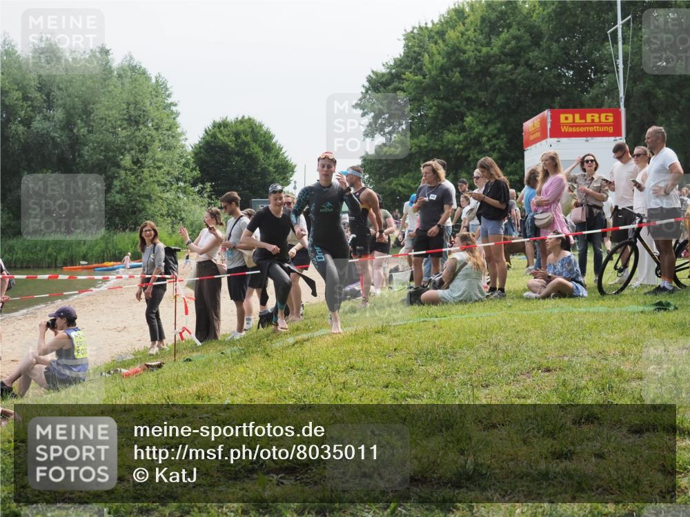 21.06.2025 - 27. Vierlanden-Triathlon KatJ http://msf.ph/oto/8035011 15.06.2025 11:19:28 Schwimmen 875, 878, 901, 923 meine-sportfotos.de