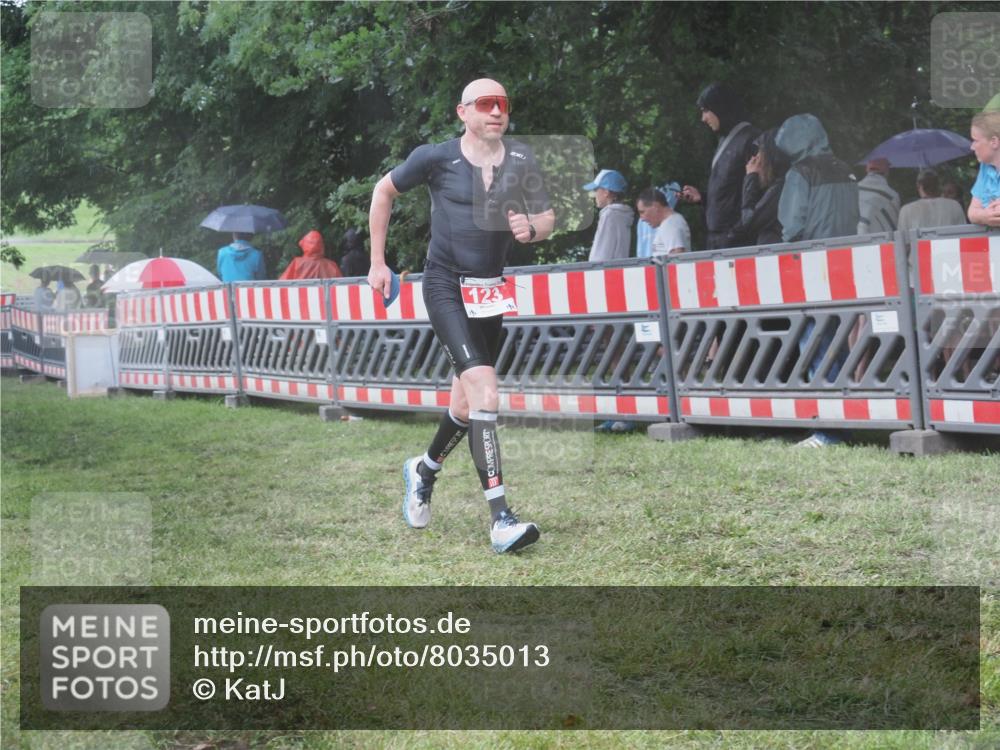 21.06.2025 - 27. Vierlanden-Triathlon KatJ http://msf.ph/oto/8035013 15.06.2025 13:50:31 Ziel 123, 933, 1101 meine-sportfotos.de