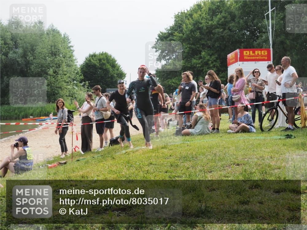 21.06.2025 - 27. Vierlanden-Triathlon KatJ http://msf.ph/oto/8035017 15.06.2025 11:19:28 Schwimmen 875, 878, 901, 923 meine-sportfotos.de