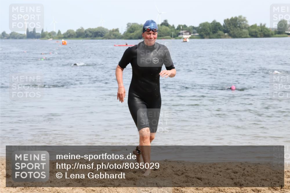 21.06.2025 - 27. Vierlanden-Triathlon Lena Gebhardt http://msf.ph/oto/8035029 15.06.2025 11:20:54 Schwimmen 892, 918, 936, 965 meine-sportfotos.de