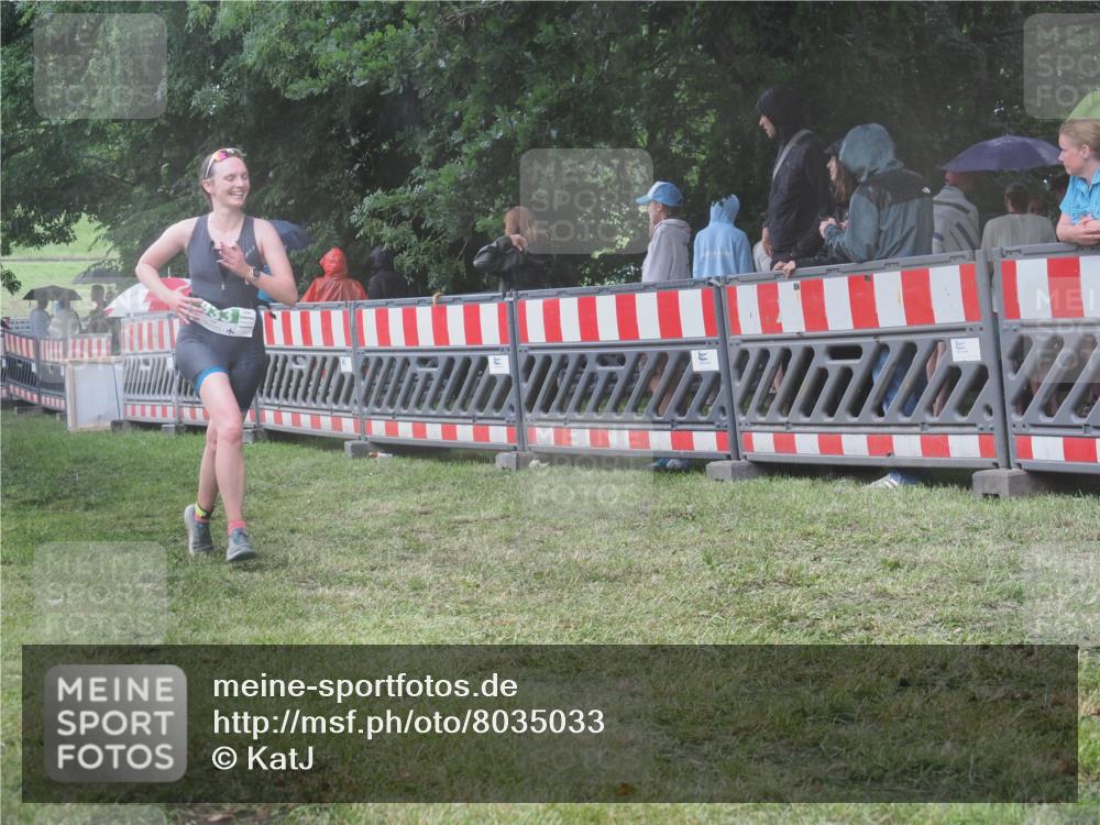 21.06.2025 - 27. Vierlanden-Triathlon KatJ http://msf.ph/oto/8035033 15.06.2025 13:50:33 Ziel 123, 933, 1101 meine-sportfotos.de