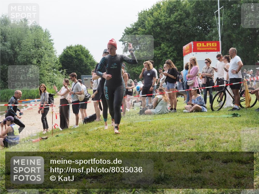 21.06.2025 - 27. Vierlanden-Triathlon KatJ http://msf.ph/oto/8035036 15.06.2025 11:19:29 Schwimmen 875, 878, 901, 923 meine-sportfotos.de