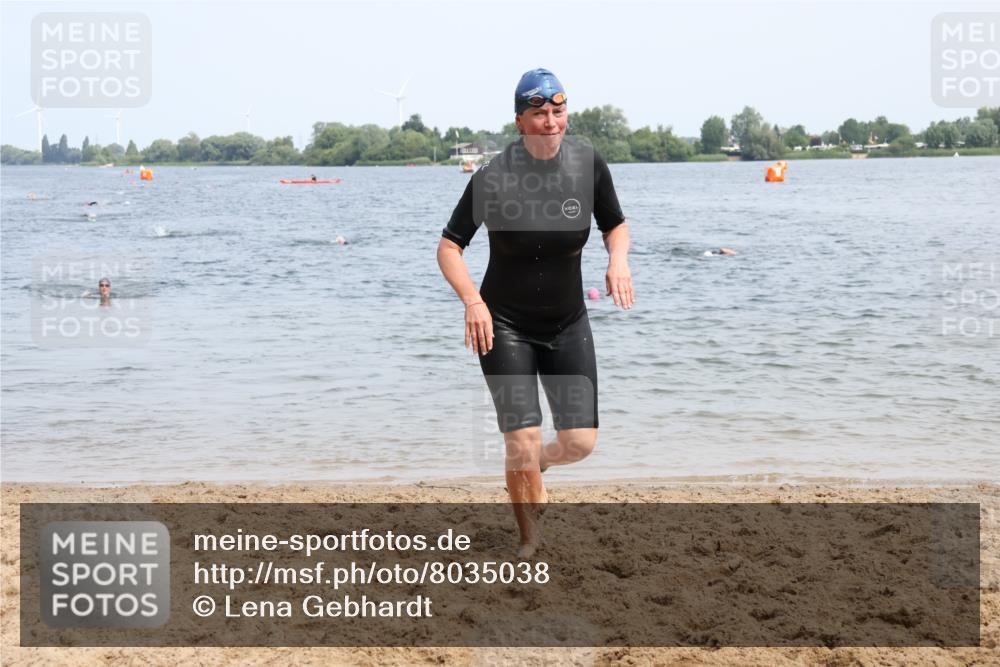 21.06.2025 - 27. Vierlanden-Triathlon Lena Gebhardt http://msf.ph/oto/8035038 15.06.2025 11:20:55 Schwimmen 892, 918, 936, 965 meine-sportfotos.de