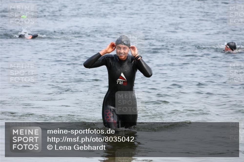 21.06.2025 - 27. Vierlanden-Triathlon Lena Gebhardt http://msf.ph/oto/8035042 15.06.2025 11:21:05 Schwimmen 929, 931, 965 meine-sportfotos.de