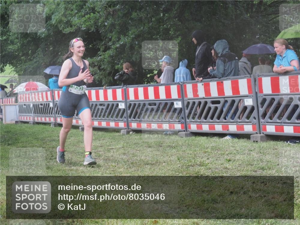 21.06.2025 - 27. Vierlanden-Triathlon KatJ http://msf.ph/oto/8035046 15.06.2025 13:50:34 Ziel 123, 933, 1101 meine-sportfotos.de