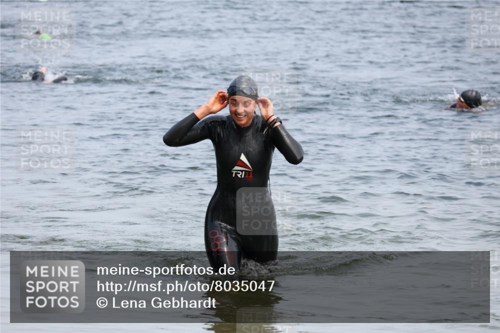 21.06.2025 - 27. Vierlanden-Triathlon Lena Gebhardt http://msf.ph/oto/8035047 15.06.2025 11:21:05 Schwimmen 929, 931, 965 meine-sportfotos.de