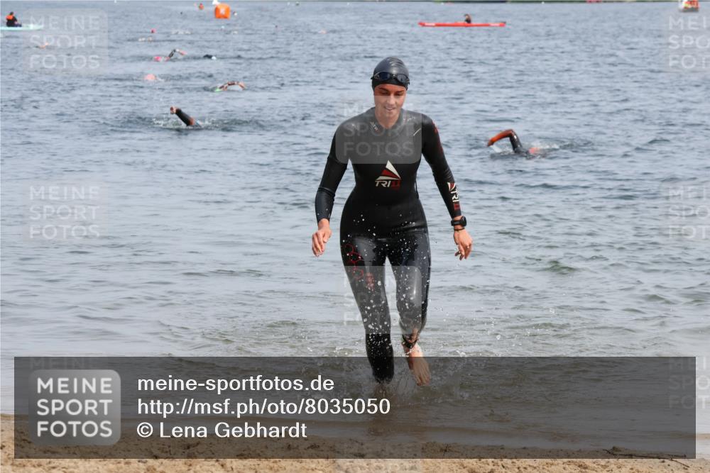 21.06.2025 - 27. Vierlanden-Triathlon Lena Gebhardt http://msf.ph/oto/8035050 15.06.2025 11:21:10 Schwimmen 929, 931 meine-sportfotos.de