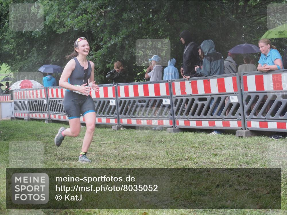 21.06.2025 - 27. Vierlanden-Triathlon KatJ http://msf.ph/oto/8035052 15.06.2025 13:50:34 Ziel 123, 933, 1101 meine-sportfotos.de