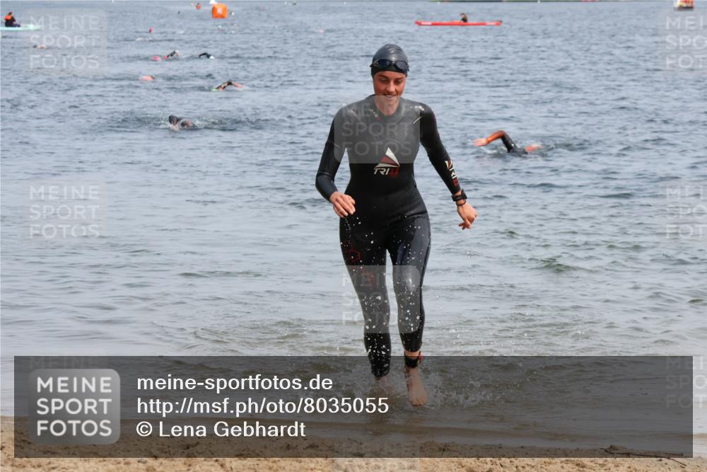 21.06.2025 - 27. Vierlanden-Triathlon Lena Gebhardt http://msf.ph/oto/8035055 15.06.2025 11:21:10 Schwimmen 929, 931 meine-sportfotos.de