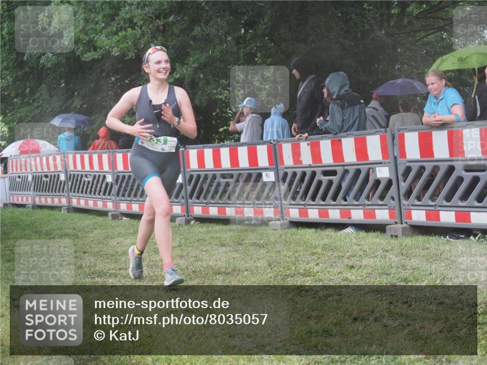 21.06.2025 - 27. Vierlanden-Triathlon KatJ http://msf.ph/oto/8035057 15.06.2025 13:50:34 Ziel 123, 933, 1101 meine-sportfotos.de