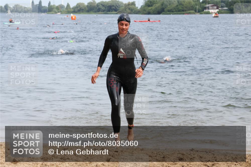 21.06.2025 - 27. Vierlanden-Triathlon Lena Gebhardt http://msf.ph/oto/8035060 15.06.2025 11:21:11 Schwimmen 929, 931 meine-sportfotos.de