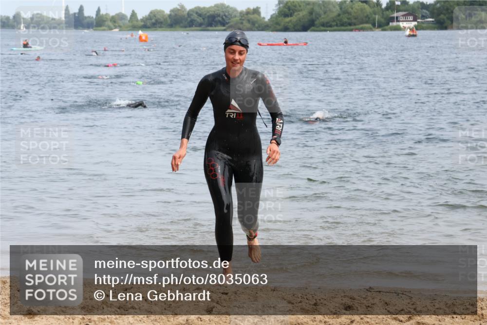 21.06.2025 - 27. Vierlanden-Triathlon Lena Gebhardt http://msf.ph/oto/8035063 15.06.2025 11:21:11 Schwimmen 929, 931 meine-sportfotos.de