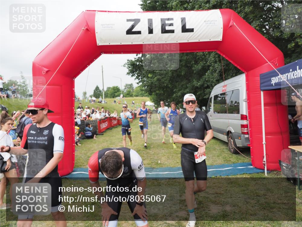 21.06.2025 - 27. Vierlanden-Triathlon MichiJ http://msf.ph/oto/8035067 15.06.2026 12:58:54 Ziel 122, 662, 995, 996, 997, 998, 1010, 1011, 1012, 1013, 1038 meine-sportfotos.de
