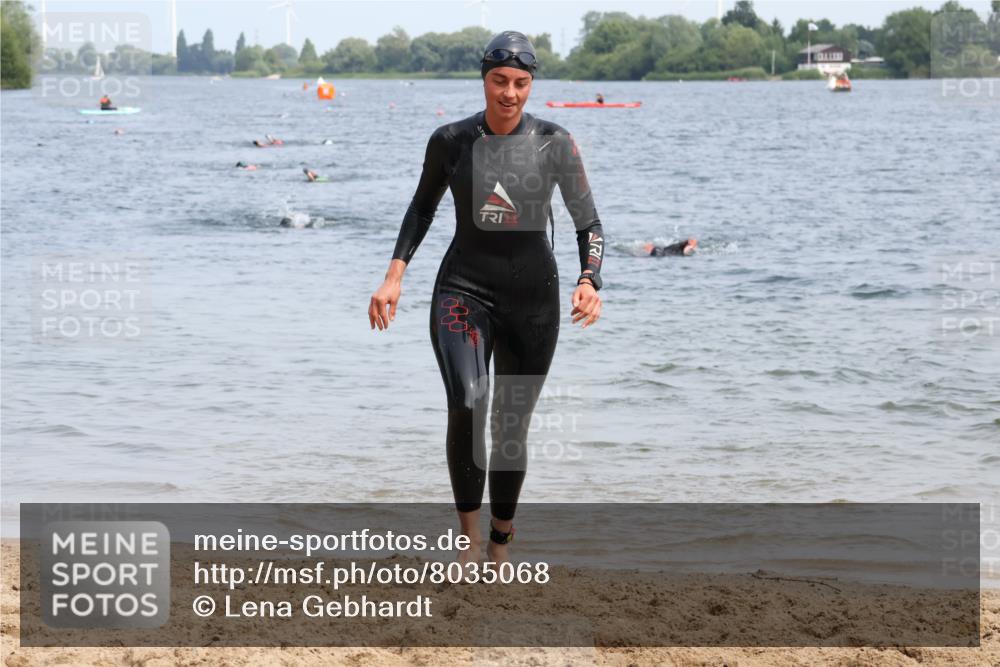 21.06.2025 - 27. Vierlanden-Triathlon Lena Gebhardt http://msf.ph/oto/8035068 15.06.2025 11:21:11 Schwimmen 929, 931 meine-sportfotos.de