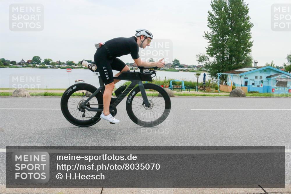 15.06.2025 - 27. Vierlanden-Triathlon H.Heesch http://msf.ph/oto/8035070 15.06.2025 10:44:07 Radfahren 18, 25, 383, 411 meine-sportfotos.de