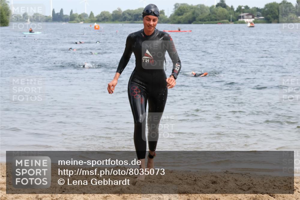 21.06.2025 - 27. Vierlanden-Triathlon Lena Gebhardt http://msf.ph/oto/8035073 15.06.2025 11:21:11 Schwimmen 929, 931 meine-sportfotos.de