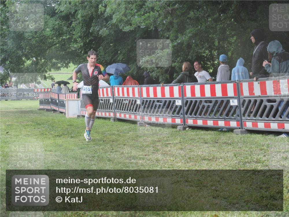 21.06.2025 - 27. Vierlanden-Triathlon KatJ http://msf.ph/oto/8035081 15.06.2025 13:50:40 Ziel 1101, 1120, 1132 meine-sportfotos.de