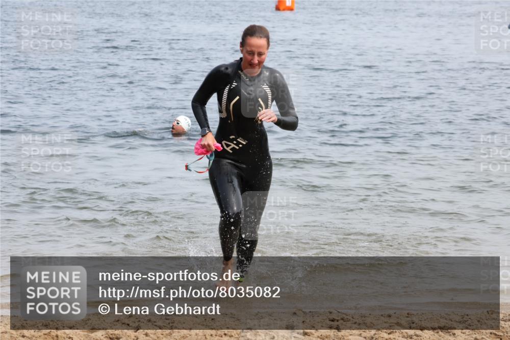 21.06.2025 - 27. Vierlanden-Triathlon Lena Gebhardt http://msf.ph/oto/8035082 15.06.2025 11:21:12 Schwimmen 929, 931 meine-sportfotos.de