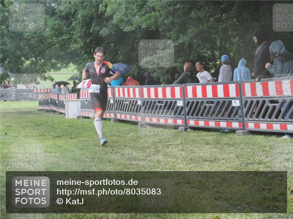21.06.2025 - 27. Vierlanden-Triathlon KatJ http://msf.ph/oto/8035083 15.06.2025 13:50:40 Ziel 1101, 1120, 1132 meine-sportfotos.de