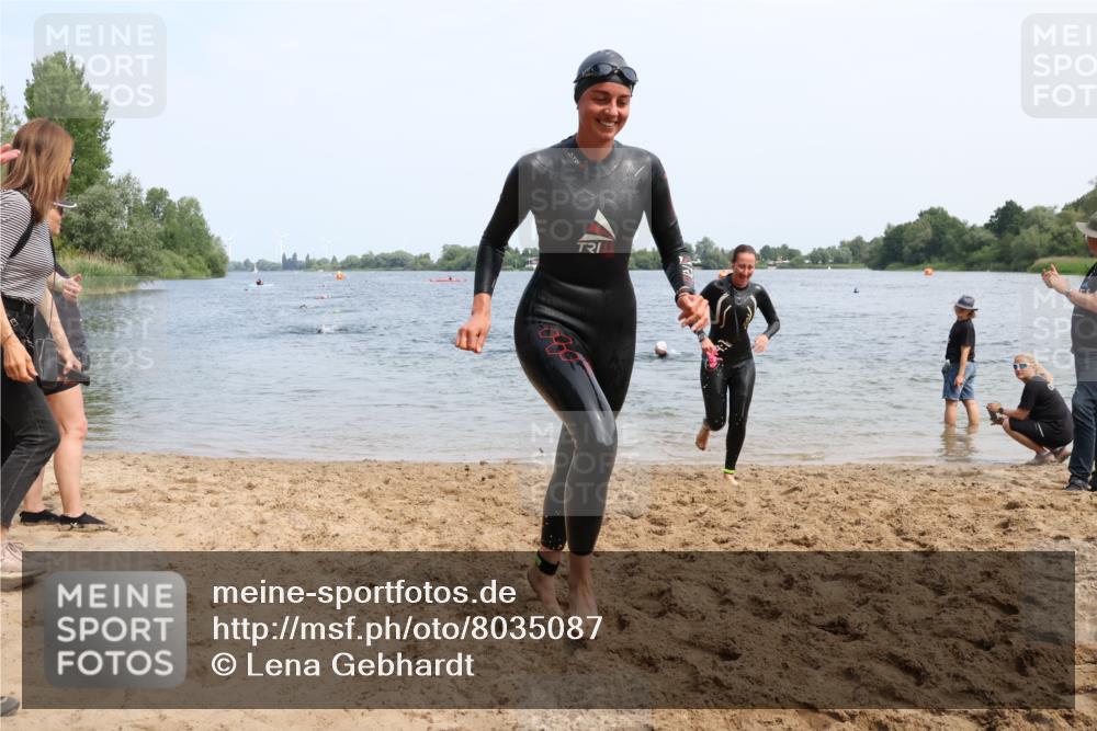 21.06.2025 - 27. Vierlanden-Triathlon Lena Gebhardt http://msf.ph/oto/8035087 15.06.2025 11:21:13 Schwimmen 929, 931 meine-sportfotos.de