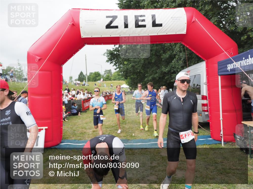 21.06.2025 - 27. Vierlanden-Triathlon MichiJ http://msf.ph/oto/8035090 15.06.2026 12:58:54 Ziel 122, 662, 995, 996, 997, 998, 1010, 1011, 1012, 1013, 1038 meine-sportfotos.de