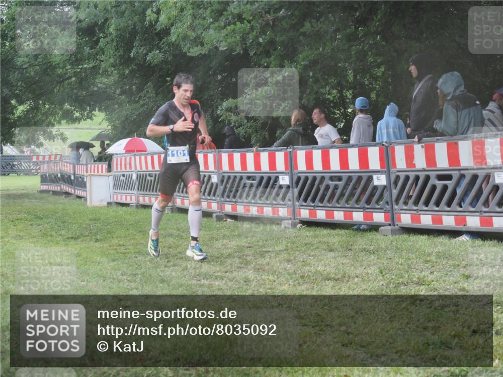 21.06.2025 - 27. Vierlanden-Triathlon KatJ http://msf.ph/oto/8035092 15.06.2025 13:50:40 Ziel 1101, 1120, 1132 meine-sportfotos.de