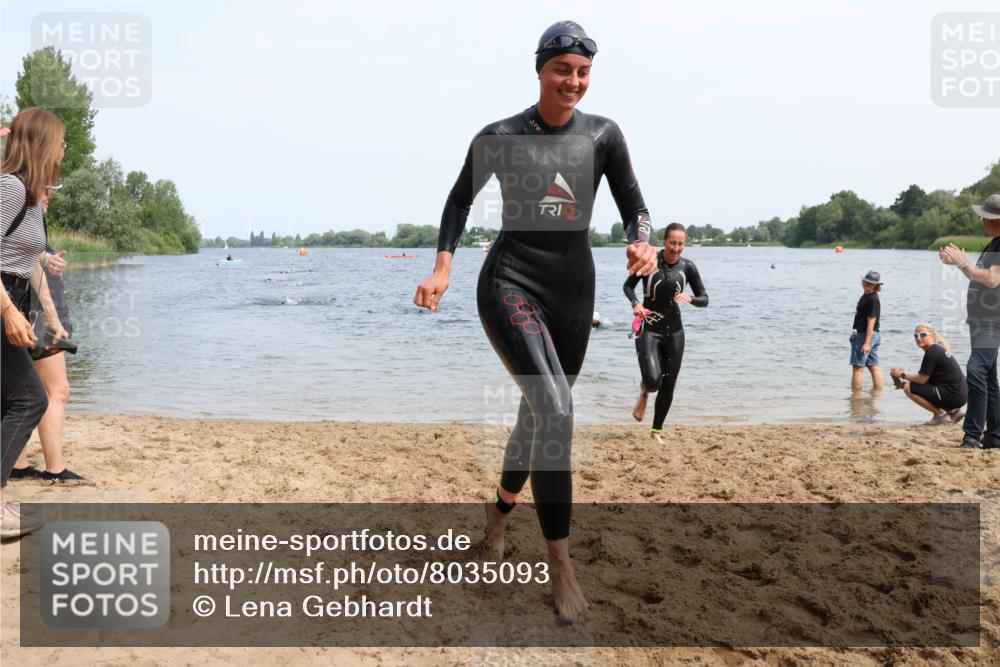 21.06.2025 - 27. Vierlanden-Triathlon Lena Gebhardt http://msf.ph/oto/8035093 15.06.2025 11:21:14 Schwimmen 929, 931, 967 meine-sportfotos.de