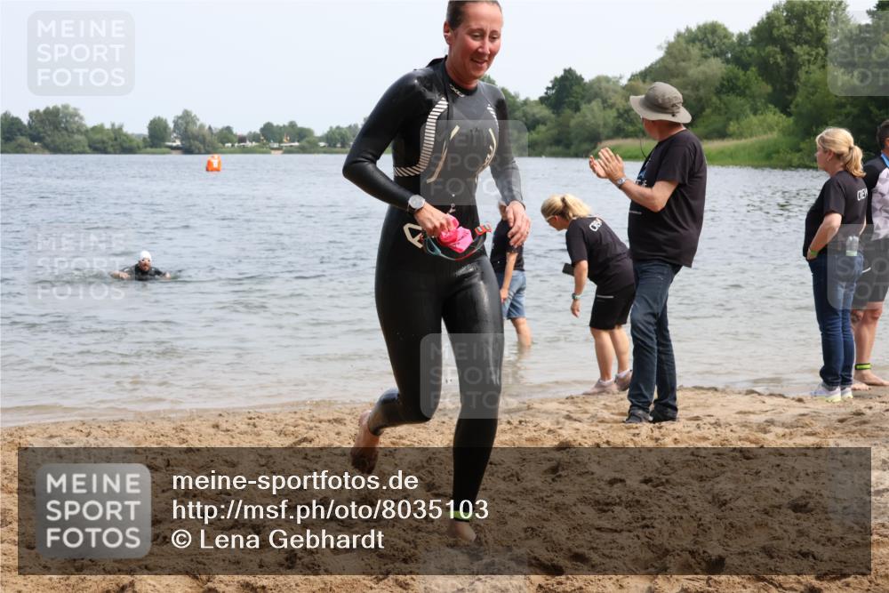 21.06.2025 - 27. Vierlanden-Triathlon Lena Gebhardt http://msf.ph/oto/8035103 15.06.2025 11:21:15 Schwimmen 929, 931, 967 meine-sportfotos.de