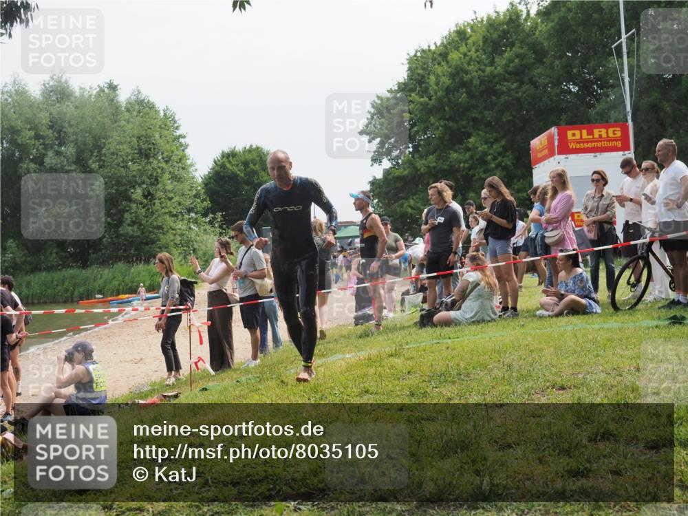 21.06.2025 - 27. Vierlanden-Triathlon KatJ http://msf.ph/oto/8035105 15.06.2025 11:19:32 Schwimmen 875, 878, 895, 923 meine-sportfotos.de