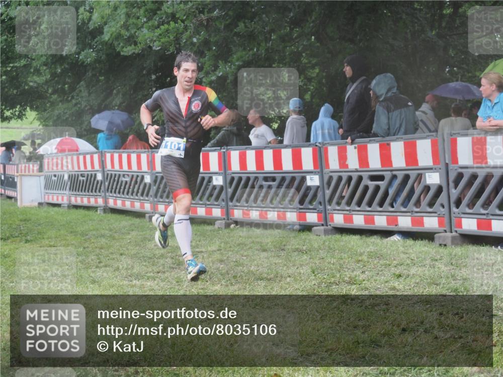 21.06.2025 - 27. Vierlanden-Triathlon KatJ http://msf.ph/oto/8035106 15.06.2025 13:50:41 Ziel 1101, 1120, 1132 meine-sportfotos.de
